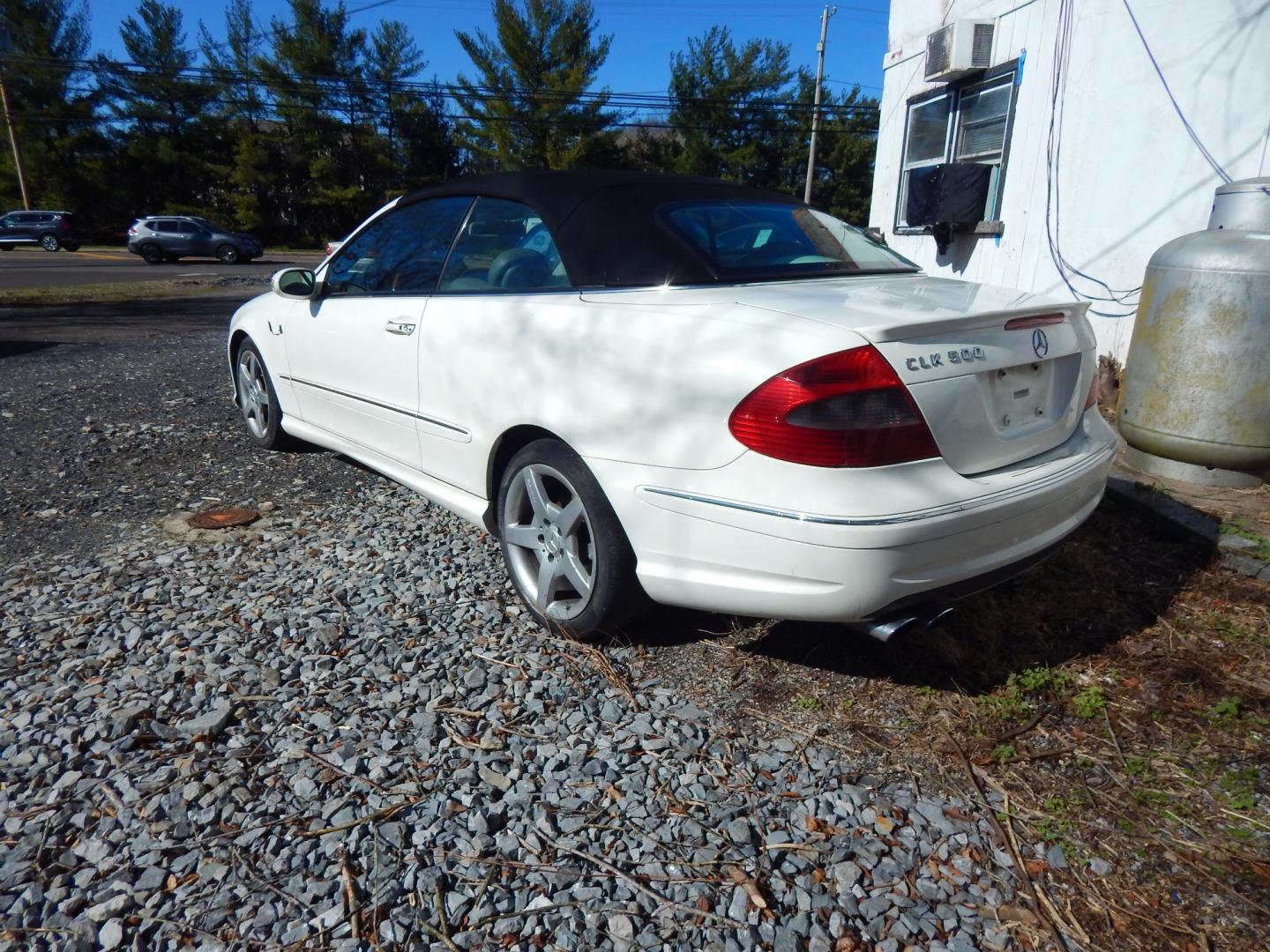 2006 White /Grey Leather Mercedes-Benz CLK-Class CLK 500 (WDBTK75J86F) with an 5.0L V8 engine, Automatic transmission, located at 6528 Lower York Road, New Hope, PA, 18938, (215) 862-9555, 40.358707, -74.977882 - Here we have a 2006 Mercedes CLK500 with a 5.0L V8 putting power to the rear wheels via an automatic transmission. This Mercedes has a rusted sub-frame that needs to be addressed. Vehicle starts up fine but can't be driven at road speeds in its current condition with the subframe issue. With that b - Photo#2